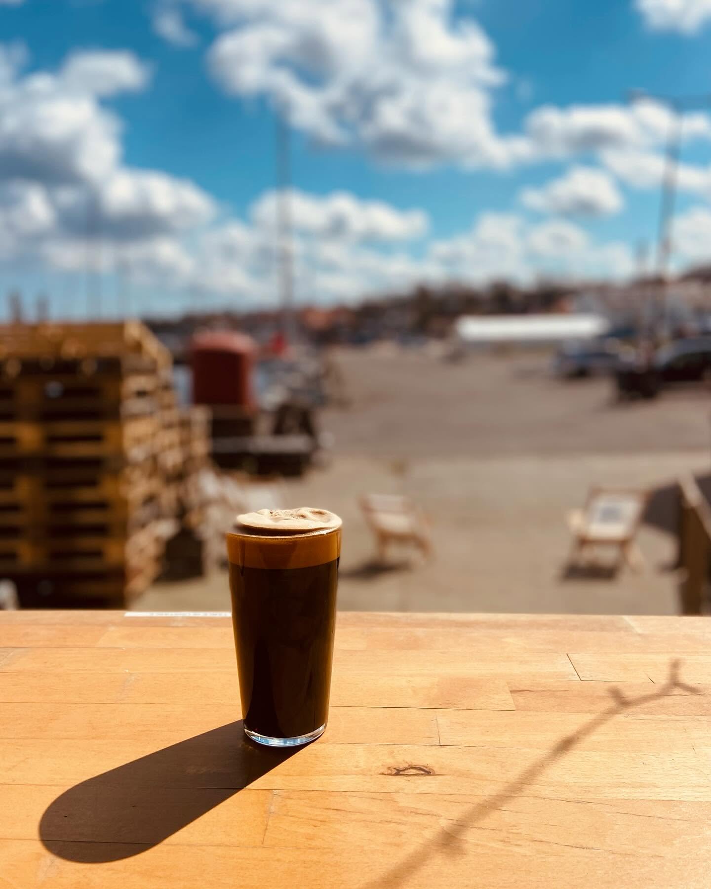 Smagning af mørk øl på bryggeriet